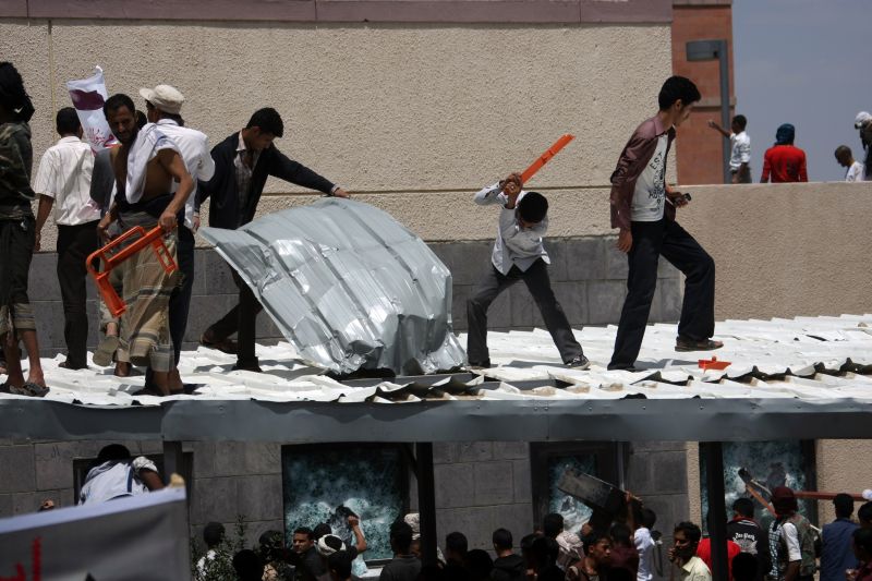 Os manifestantes tentaram invadir a embaixada americana na capital do Iêmen, Sanaa | AFP Photo/Mohammed Huwais