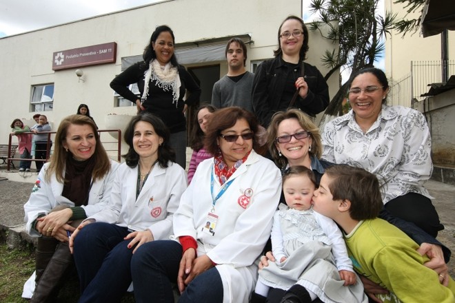A partir do esforço de Noêmia (de óculos escuros) e de outros pais, foi criado o primeiro ambulatório de Síndrome de Down da América Latina |