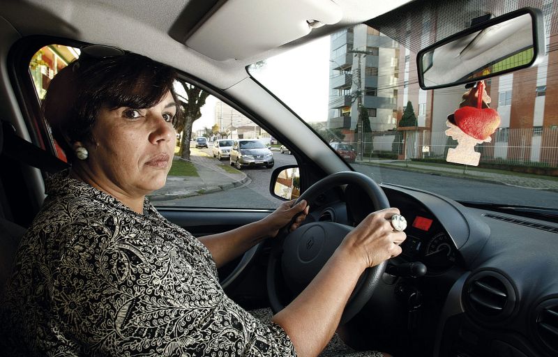 Após 27 anos de habilitação, Ana Cristina Policarpo superou o medo, com ajuda profissional | Hugo Harada/Gazeta do Povo