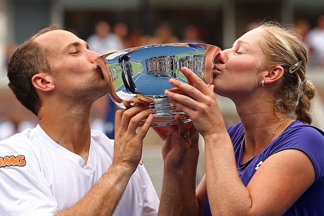 Bruno Soares comemora com a russa Ekaterina Makarova o título da disputa mista do US Open | Reuters