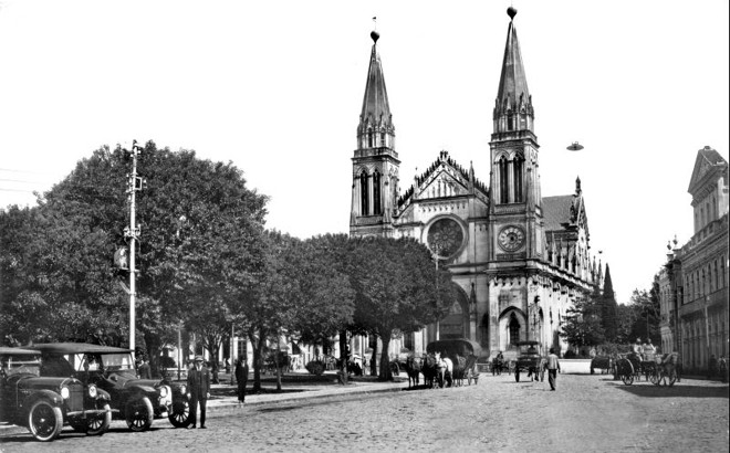 A Praça Tiradentes em junho de 1928, com trânsito preponderante das carroças dos colonos da periferia de Curitiba |