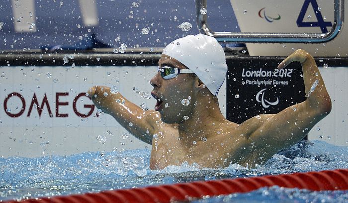 Daniel Dias comemora o ouro nos 100 m peito da categoria SB4, que o transformou no brasileiro que de mais conquistas nas Palímpiadas | AFP