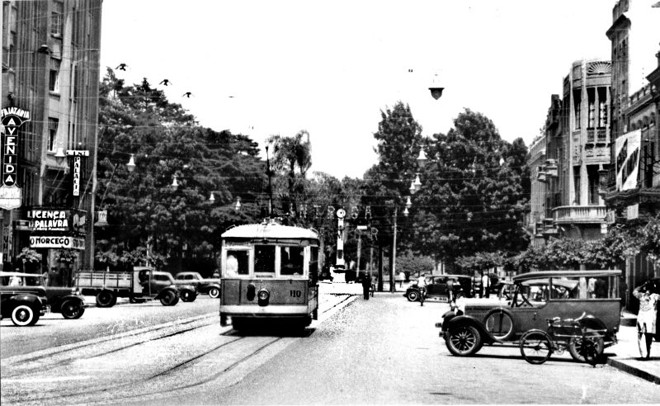 A mesma Avenida João Pessoa em 1939, com a presença do bonde que fazia a linha Batel-Seminário |