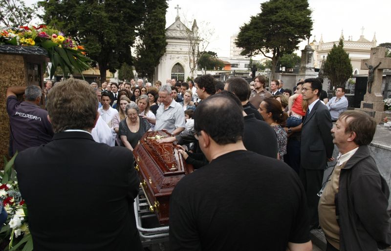 Corpo de Arzua foi sepultado nesta segunda-feira (10) em Curitiba | Hugo Harada/ Gazeta do Povo