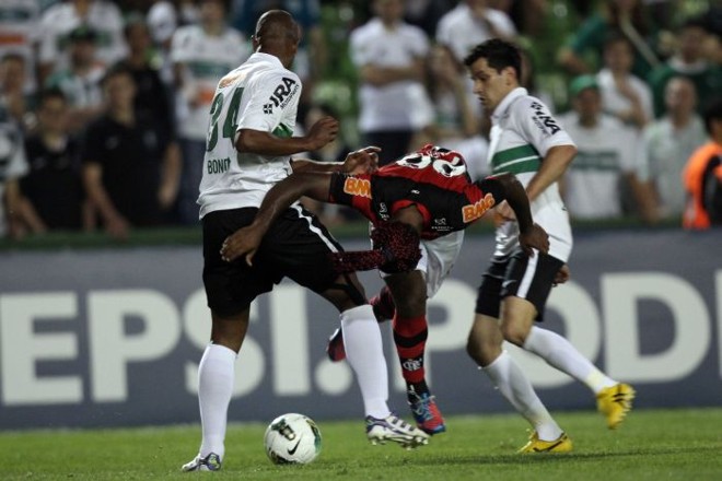 Vagner Love é desarmado pela marcação Coxa |