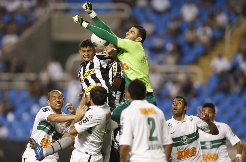 Vanderlei saiu mal e Elkeson marcou no oportunismo o primeiro gol do Botafogo | Ricardo Moraes/ Reuters