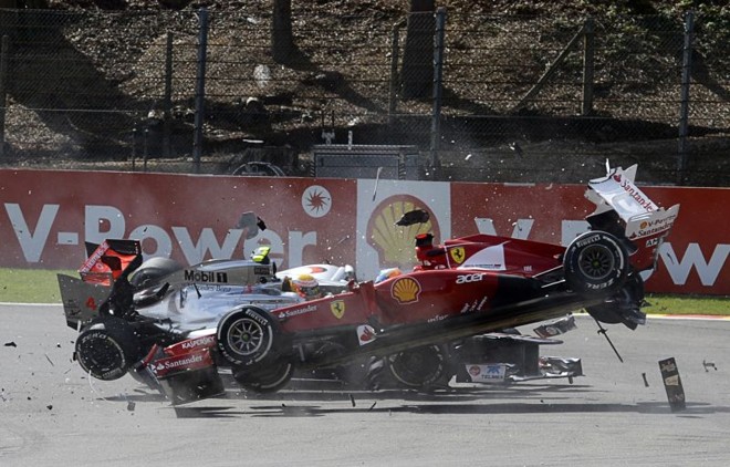 Romain Grosjean, piloto da Lotus, provoca acidente e tira Fernando Alonso e Lewis Hamilton do Grande Prêmio da Bélgica | 