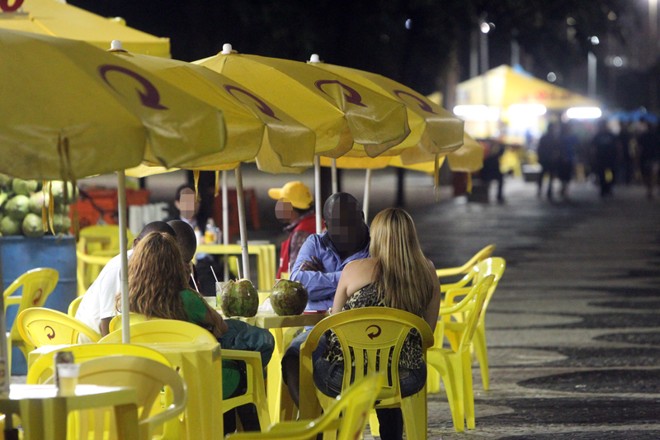 Turista com garota de programa na Avenida Atlântica em Copacabana, Rio de Janeiro |