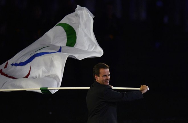Prefeito do Rio de Janeiro, Eduardo Paes, agita a bandeira Paralímpica | 