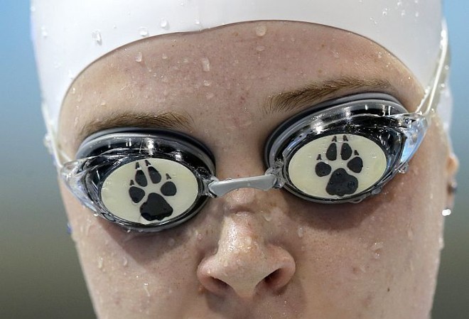 Canadense Ambar Thomas, antes da prova de natação para deficientes visuais | 