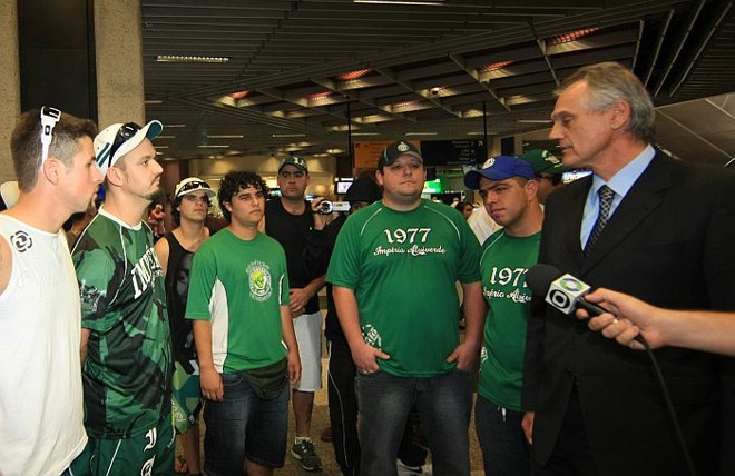Presidente Vilson Ribeiro de Andrade é cobrado por torcedores do Coritiba na chegada ao Aeroporto Afonso Pena | Ivonaldo Alexandre / Gazeta do Povo
