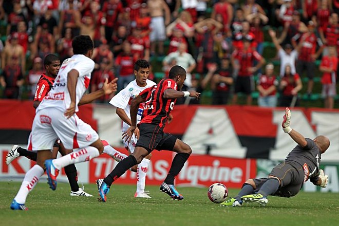 Marcelo tenta jogada na área do CRB | 