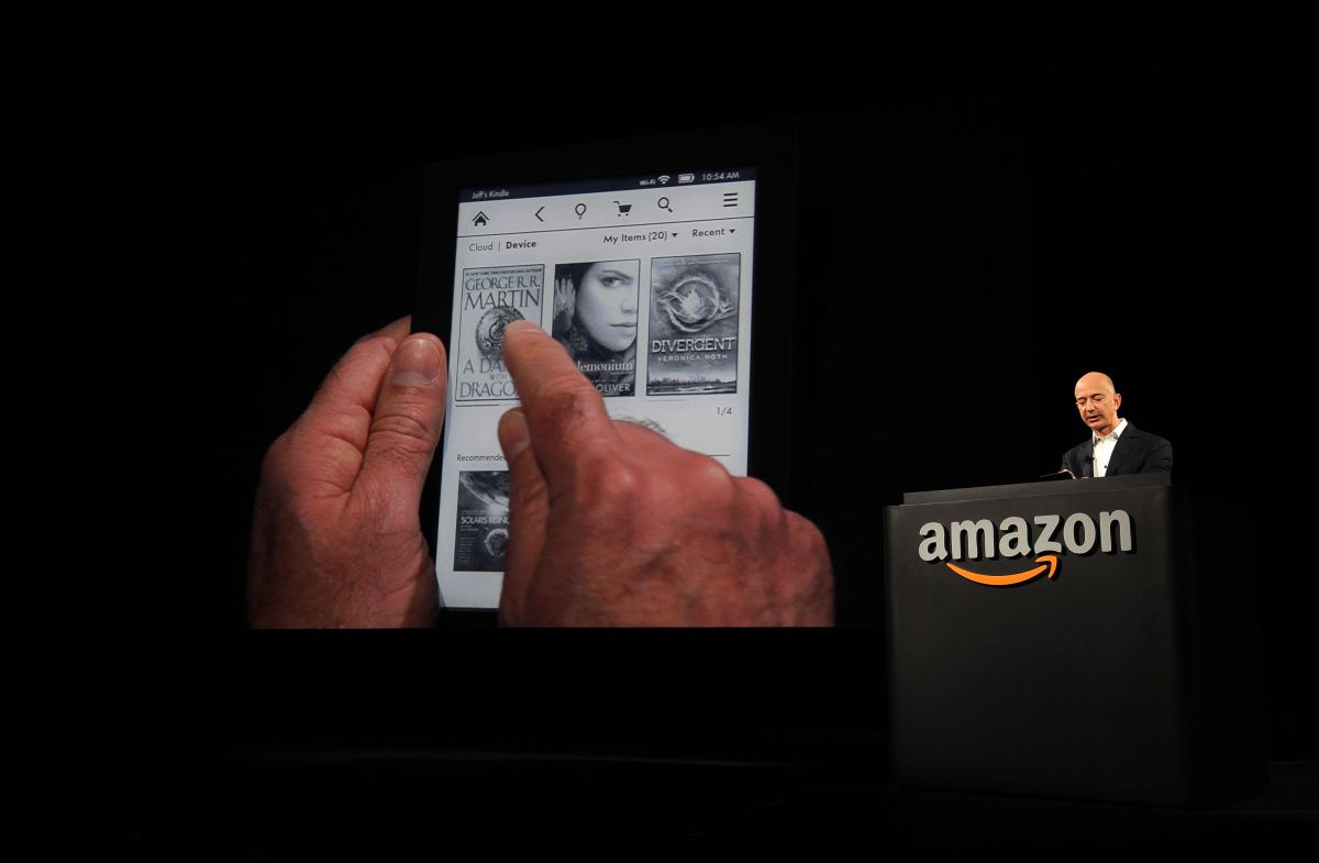 Dispositivo de leitura digital tem tela luminosa branca de resolução muito mais nítida e bateria mais duradoura | AFP PHOTO/JOE KLAMAR