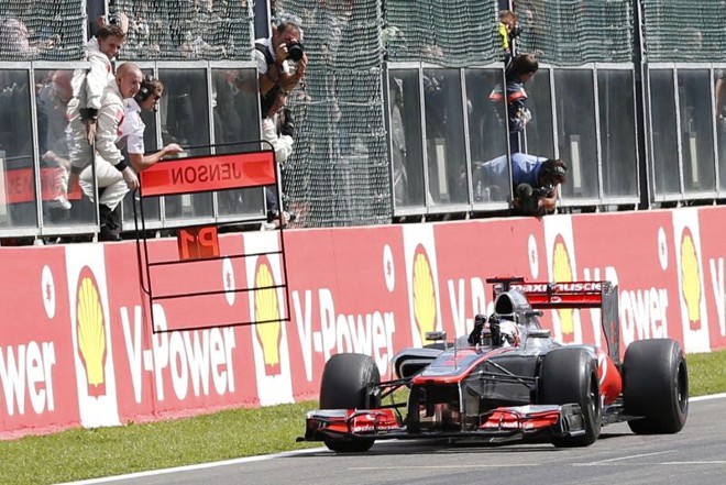 O inglês Jenson Button cruza a linha de chegada | 