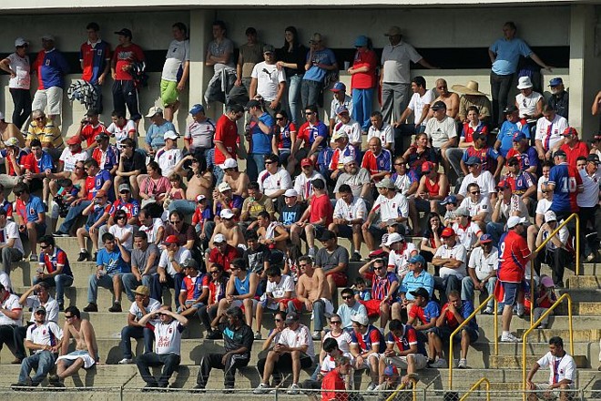 Torcida paranista na Vila Capanema na partida contra o Goiás | 