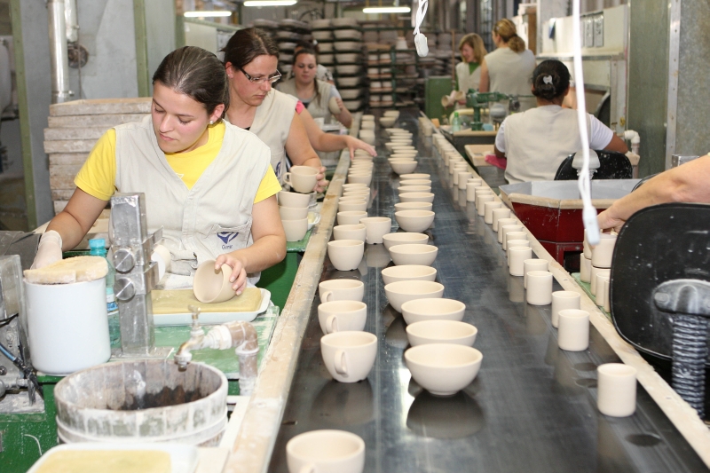 Linha da Germer, em Campo Largo, fornecedora de louças da rede hoteleira nacional | Antonio More / Gazeta do Povo