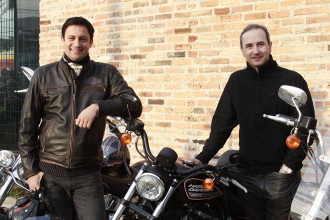 Os empresários Roger Wolf Pedroso (à esq.), diretor do Grupo Servopa, e Fernando Fabian, diretor da construtora Plaenge, lideraram o grupo de motociclistas que viajou de Curitiba a Londrina, no último sábado, para o encontro de proprietários de motos Harley-Davidson. O evento foi promovido pela Plaenge em parceria com a concessionária The One | 