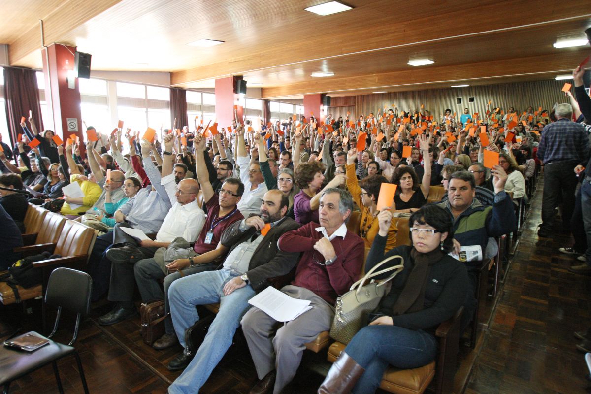 Com 238 votos a favor da greve e 225 contra, as aulas continuam suspensas | Antônio More / Gazeta do Povo