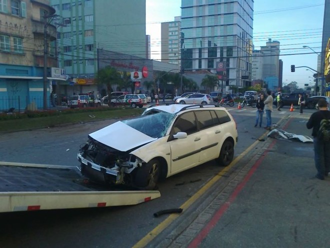 Carro que colidiu com o caminhão furgão ficou com a frente destruída |