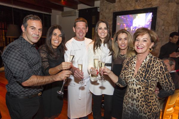 As empresárias Márcia Almeida (de preto, à esq.), Andréa El Omeiri e Solange Elias (ambas à dir.), sócias da Bazaar Fashion, com o party designer Marcos Soares (à esq.), o chef Junior Durski e sua mulher, a arquiteta Kethlen Ribas Durski, no jantar de apresentação dos embaixadores da festa de 15 anos da maison. O encontro foi nesta terça-feira no Madero Prime Steakhouse | Diego Pisante