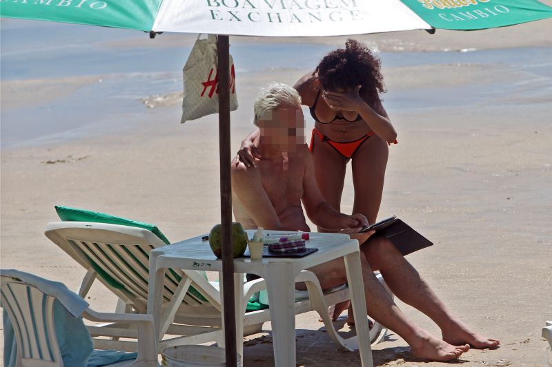 Turista sueco conversa com brasileira que ele conheceu na Praia de Ponta Negra, em Natal, lugar de maior incidência de turismo sexual na capital potiguar | Albari Rosa/Gazeta do Povo