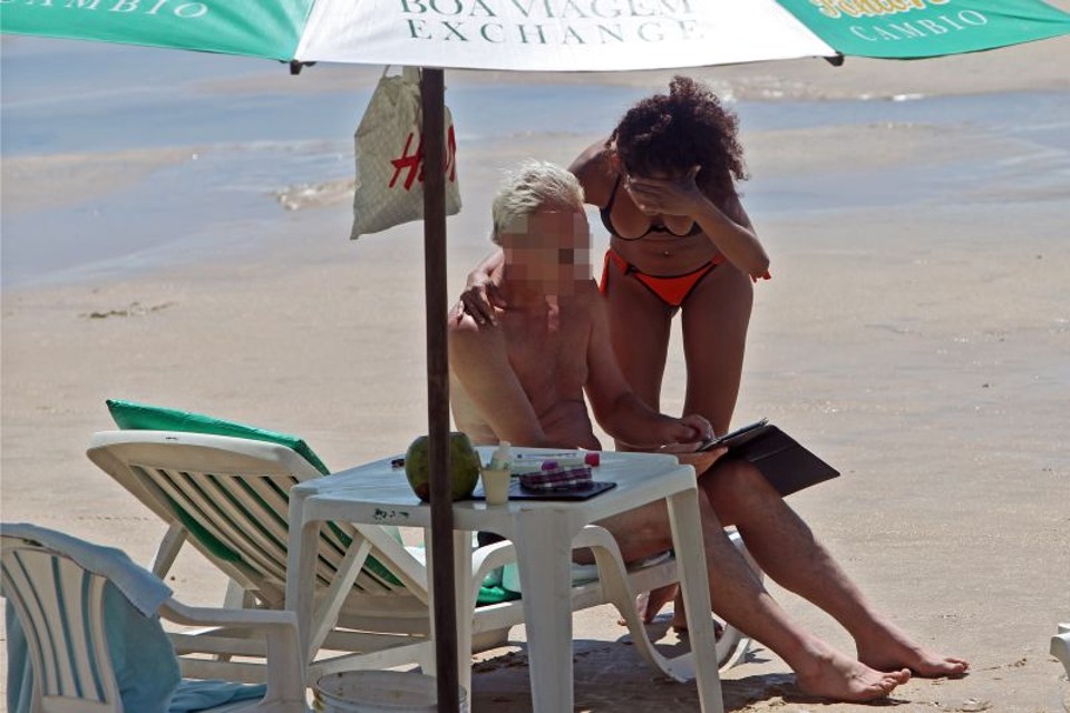 Turista sueco conversa com brasileira que ele conheceu na Praia de Ponta Negra, em Natal, lugar de maior incidência de turismo sexual na capital potiguar | Albari Rosa/Gazeta do Povo