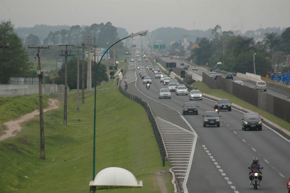 Na pista da esquerda, movimento intenso de veículos que vêm do Litoral. A imagem é do limite dos municípios de Curitiba e São José dos Pinhais | Oswaldo Eustáquio/Gazeta do Povo