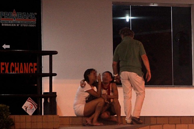 Adolescentes à espera de clientes em flat de Fortaleza |