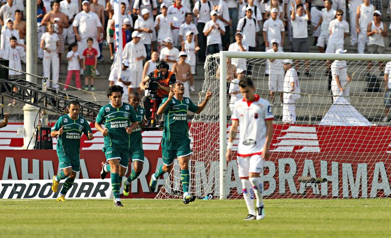 Contraste: Ramon vibra com o gol que abriu o placar na Vila; Paulo Henrique lamenta | Antonio More/ Gazeta do Povo