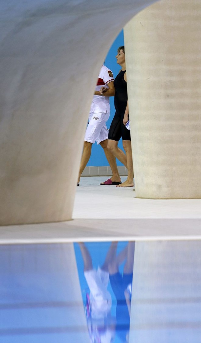 Nadadora russa Olga Sokolova é conduzida para a prova de natação para cegos dos Jogos Paralímpicos | 