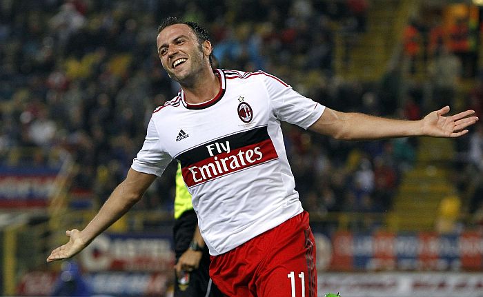 Pazzini comemora o primeiro de seus três gols pelo Milan diante do Bologna | Reuters