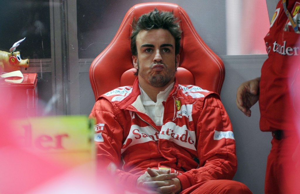 Alonso, que posou ao lado do companheiro com uma réplica feita com Lego, defendeu a permanência de Massa | AFP