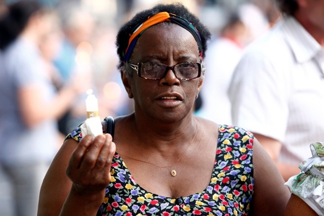 Com velas, fiéis cantaram e oraram durante procissão |