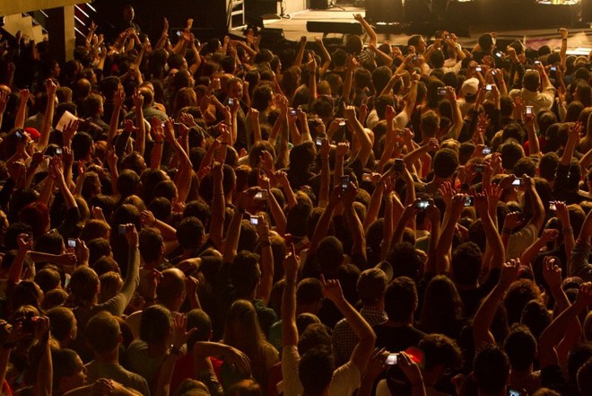 Multidão animada presente no show de Alanis | 