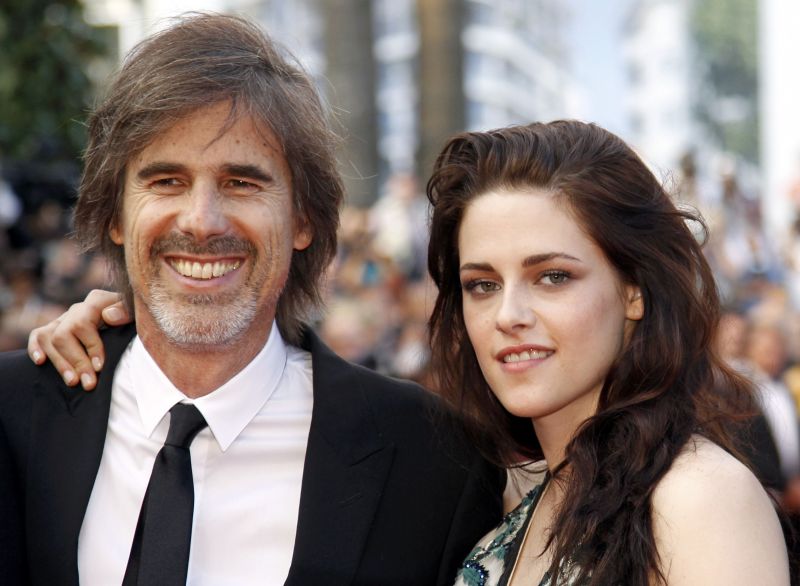 A atriz Kristen Stewart com o diretor brasileiro Walter Salles no Festival de Cinema de Toronto | REUTERS/Jean-Paul Pelissier