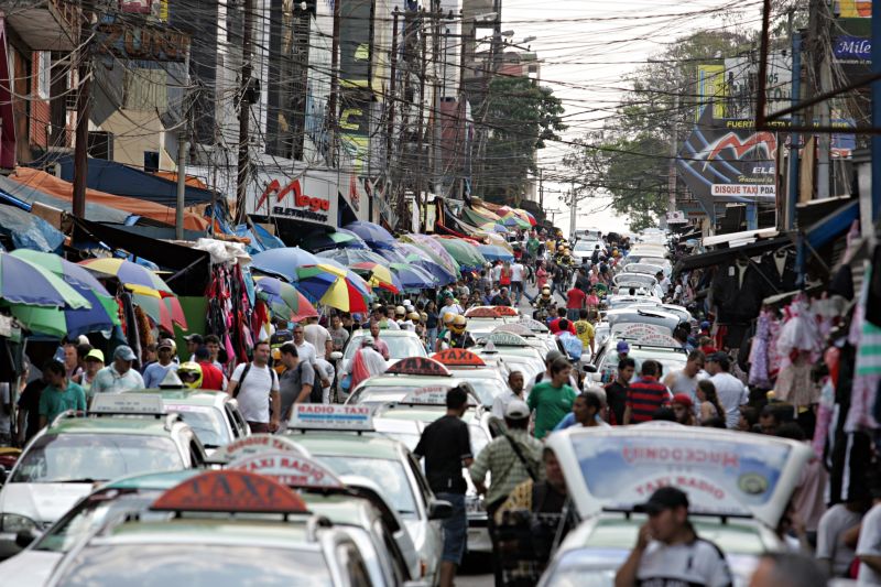 Turistas lotaram as ruas de Ciudad del Este e os hotéis de Foz | Christian Rizzi/ Gazeta do Povo