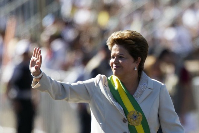 A presidente acenou para as pessoas que acompanhavam o desfile |