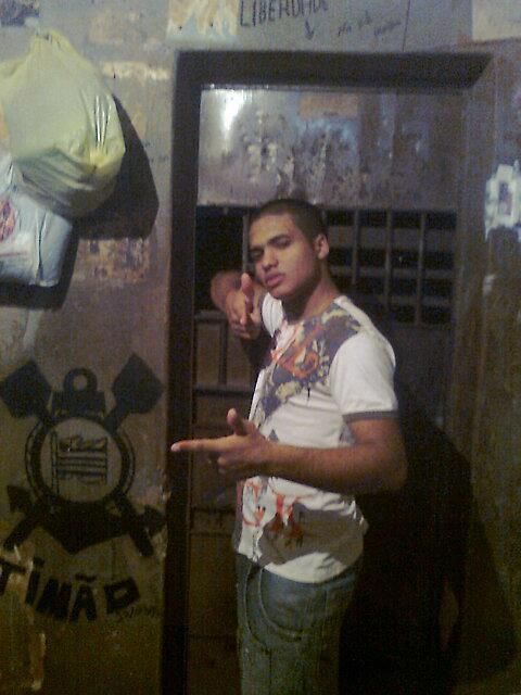 Leandro Martins da Silva postava fotos tiradas na cadeia | Reprodução/ Facebook