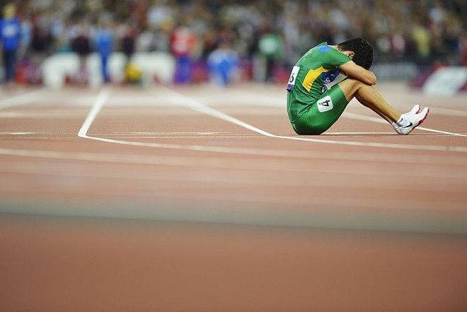 Yohansson Nascimento chora ao cair nos 100 m da categoria T46 na Paralimpíada | AFP