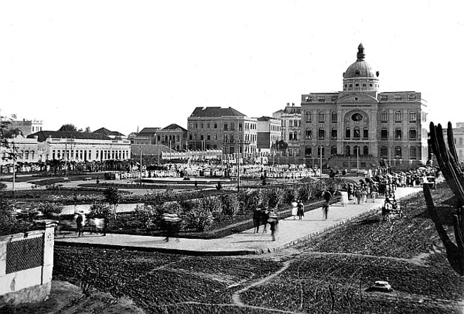 Praça Santos Andrade, comemoração do Centenário da Independência na frente à Universidade do Paraná, em 7 de Setembro de 1922 | 