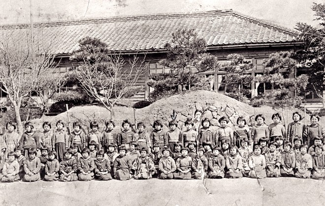 Foto de quando a sobrevivente de Nagasaki Chiyo Ogawa ainda era criança (ela está no centro, marcada com uma flecha na cabeça) |