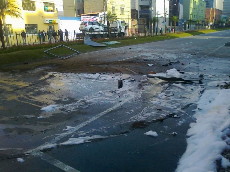 Óleo espalhado pela pista fechou o trânsito na Rua Mariano Torres, na região central de Curitiba | Aniele Nascimento/Agência de Notícias Gazeta do Povo