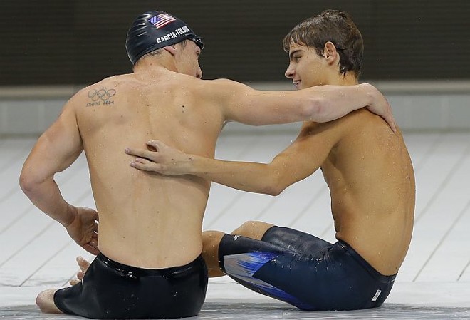 Americano Rudy Garcia-Tolson (esquerda) cumprimenta o ucraniano Yevheniy Bohodayko, ouro na prova de 200 mmedley de natação na categoria SM7 | 