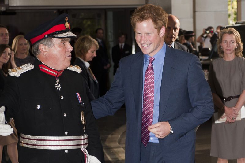 Príncipe Harry é recebido pelo Lord David Brewer durante evento na ONG infantil WellChild, da qual é benemérito | AFP PHOTO / POOL / DAVID PARKER
