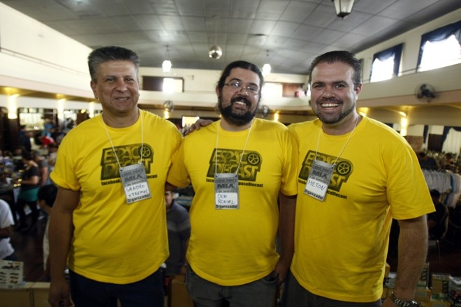 À frente do Espaço Diecast, na Vila Izabel, estão Sandro Stremel (à esq.), Roniel Iunckovski (centro) e Hilton de Sá |