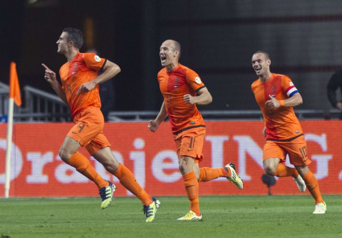 Van Persie (à esq.) comemora a gol que abriu o placar na partida desta sexta-feira (7) | Michael Kooren/Reuters