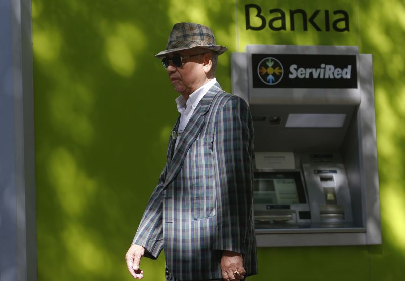 Transeunte em frente de um caixa automático, em Madri: recuperação do setor bancário | Juan Medina/Reuters