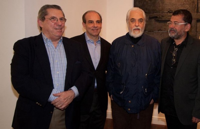 Os colecionadores paulistas Raul Forbes (à esq.) e Marco Antonio Mastrobuono (de barba, ao centro) prestigiaram na quinta-feira a abertura da exposição do artista plástico Gonçalo Ivo (último à dir.) na Simões de Assis Galeria de Arte. Também na foto, o marchand e organizador da mostra Waldir Simões de Assis |