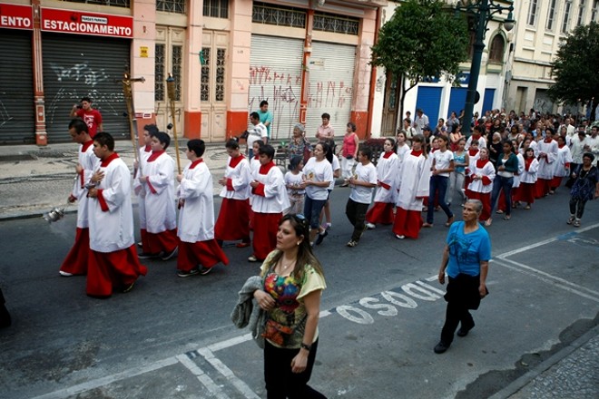 Religiosos e fiéis na procissão da Festa da Luz |