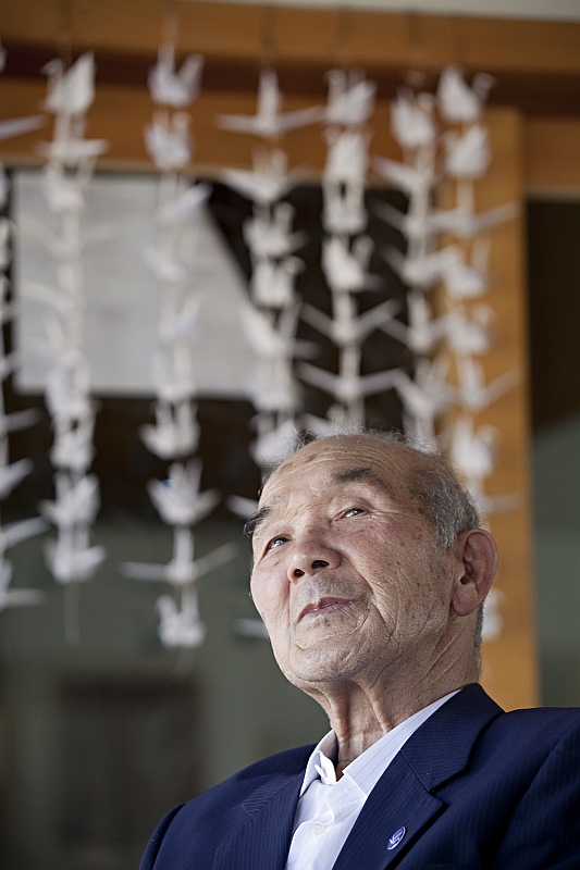 Kazumi Ogawa, 83 anos, estava focado em fazer cortinas de tsurus (garças) para o Museu da Paz | Alexandre Mazzo